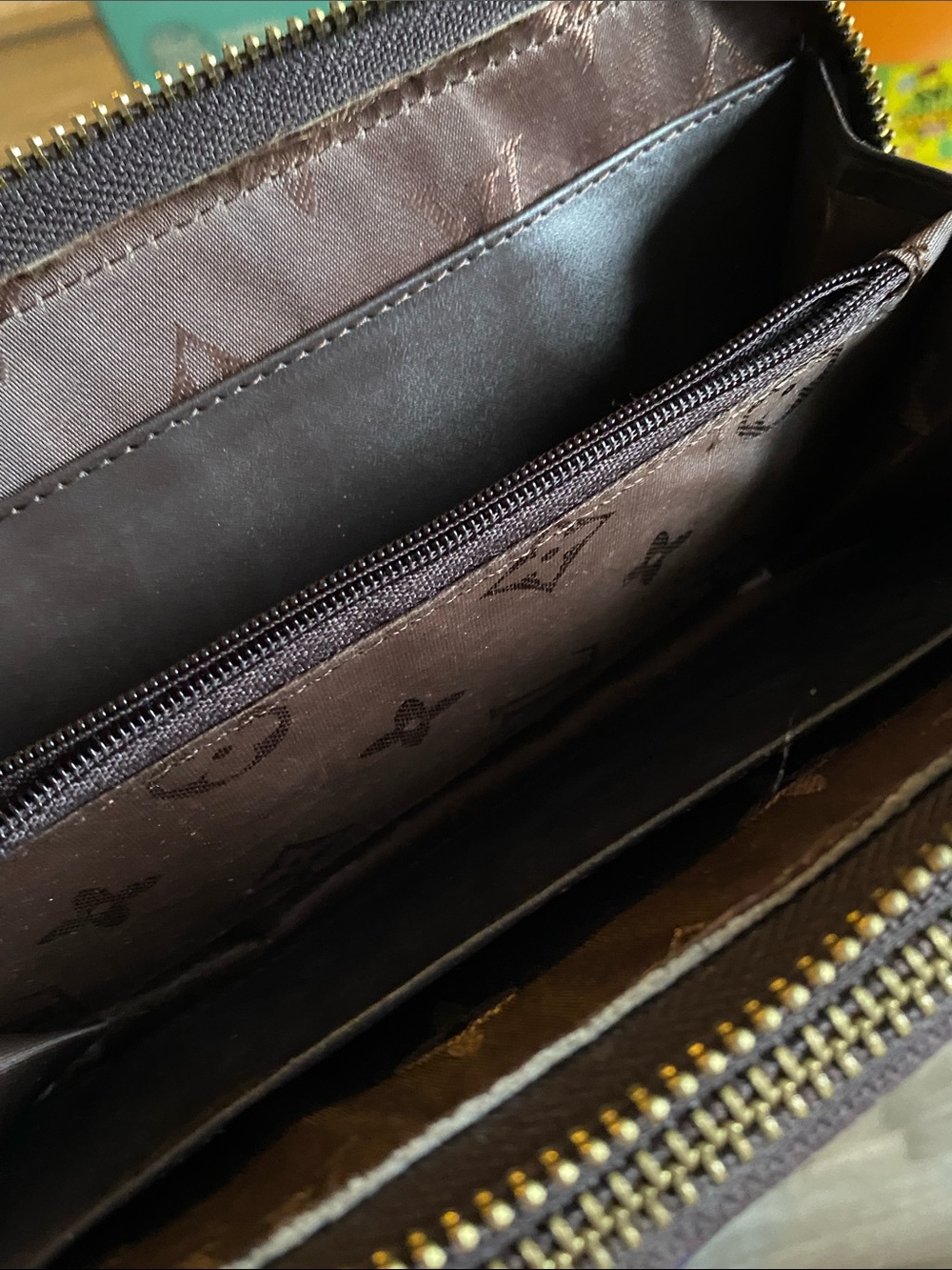 Luis Vuitton Dual Pocket Zippy Wallet in Brown Monogram Print With Gold Hardware - Picture 4 of 5
